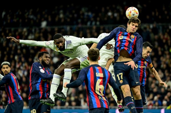 湖人詹姆斯关键三分锁定胜利